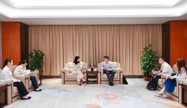 Peng Hao, Parteisekretär und Präsident der Zhejiang-Filiale der Export-Import-Bank Chinas, besuchte Tongkun zu Forschungszwecken.